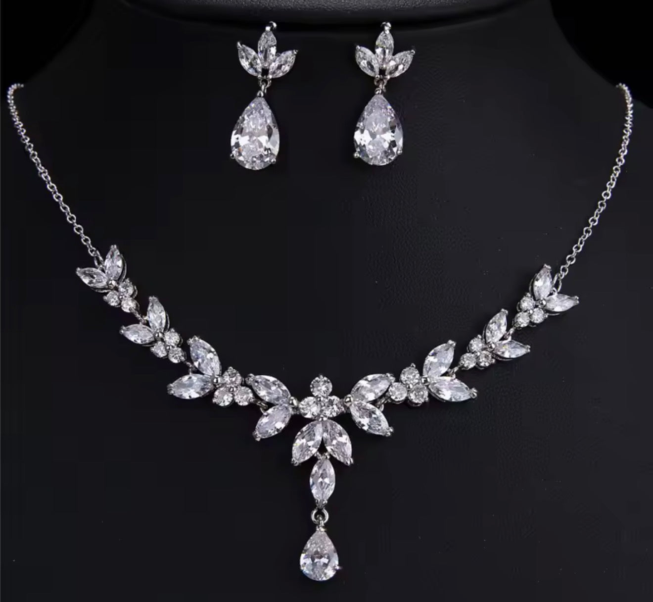 LC21131 | Zirconia Silver Set