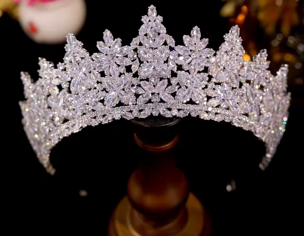 LC26086 | Zirconia Silver Crown III